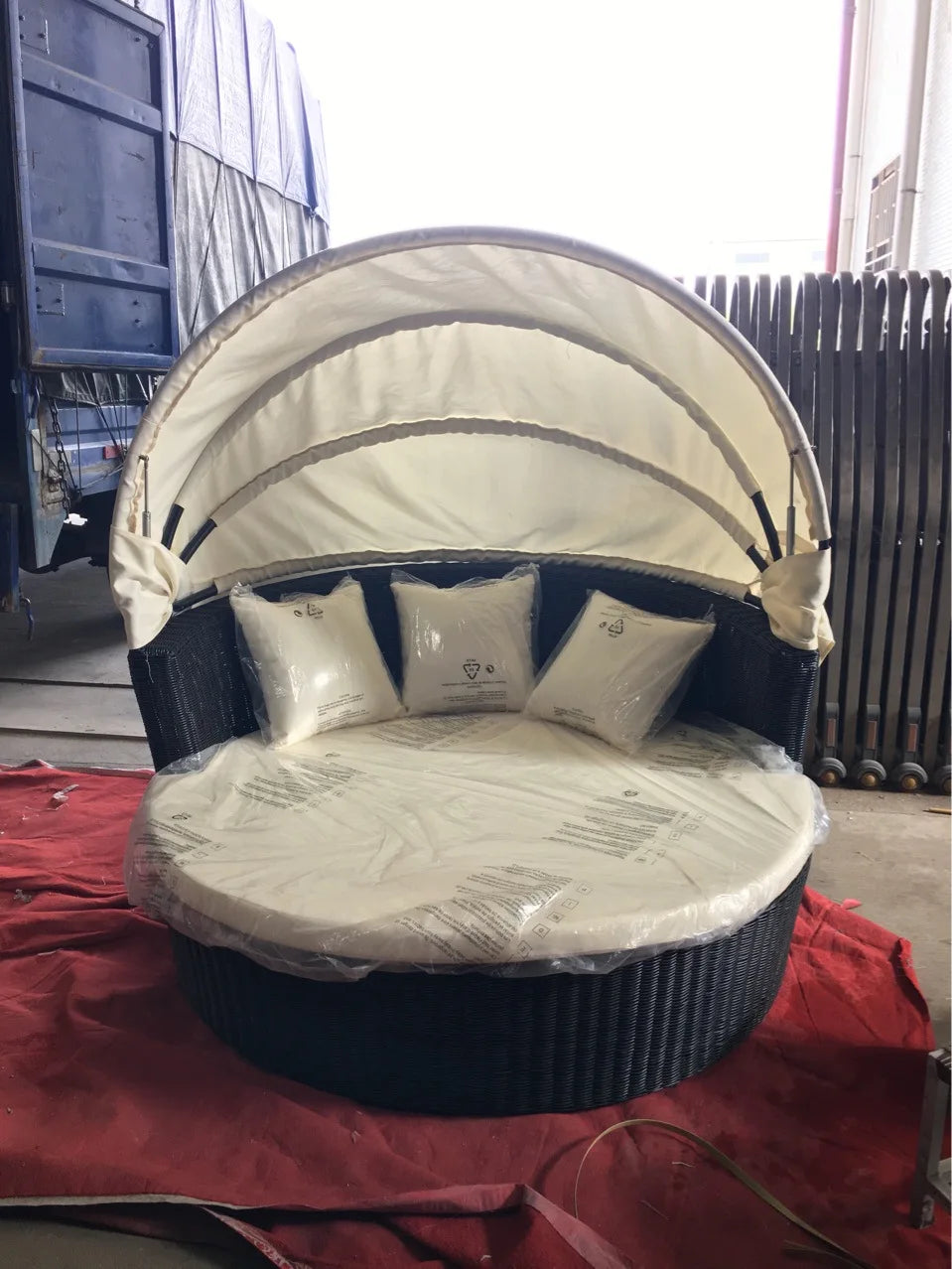Outdoor courtyard Balcony Terrace Leisure lazy rattan sofa combination circular bed with canopy split round