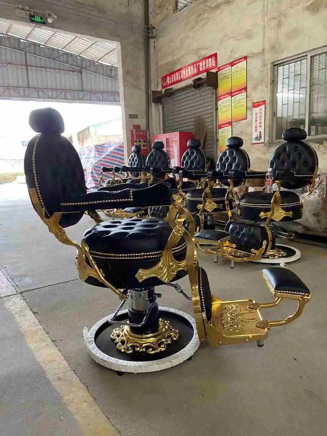 Barber Chair Retro Stylish Beauty Hairdressing King Style Armrest Hair Styling Classic Hydraulic Furniture Salon Barber Chair