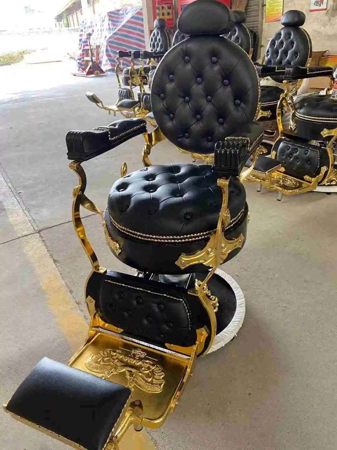 Barber Chair Retro Stylish Hairdressing Beauty Armrest Hydraulic King Hair Styling Classic Furniture Salon Barber Chair