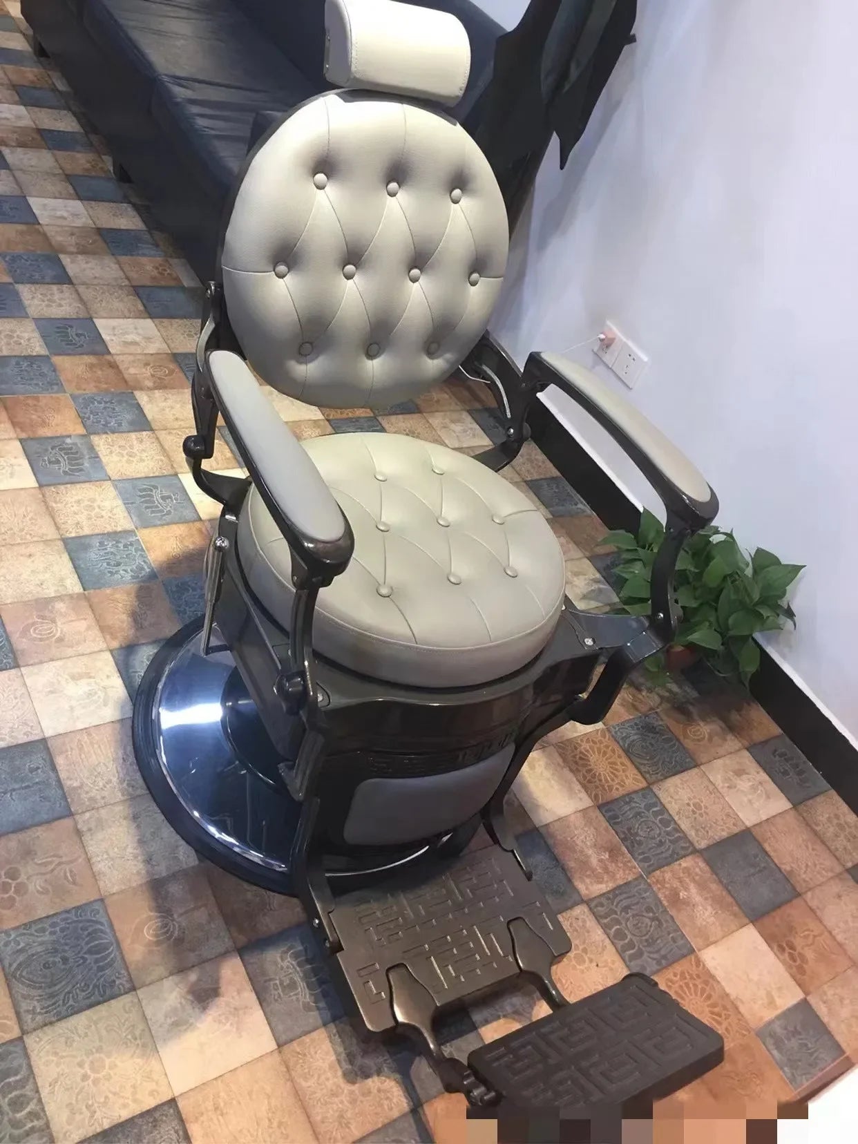 HT hairdressing special large chair barber shop hair cutting retro chair