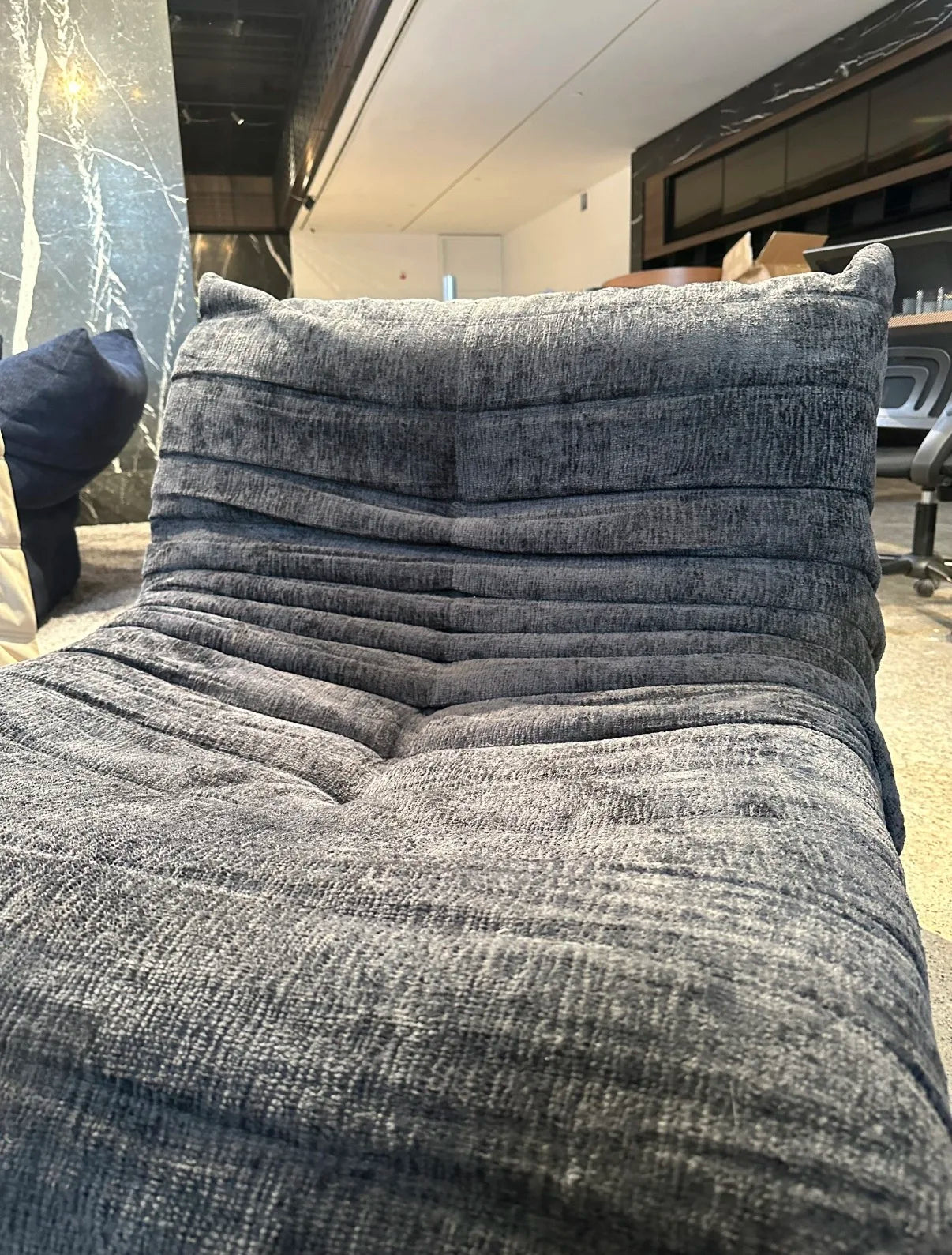 All the caterpillars you want are here. It's so comfortable to lie on the sofa after taking a shower. Everyone will fall in love