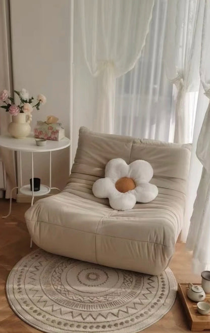 All the caterpillars you want are here. It's so comfortable to lie on the sofa after taking a shower. Everyone will fall in love