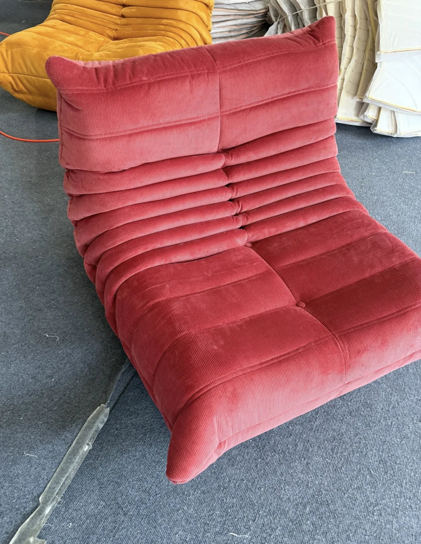 All the caterpillars you want are here. It's so comfortable to lie on the sofa after taking a shower. Everyone will fall in love