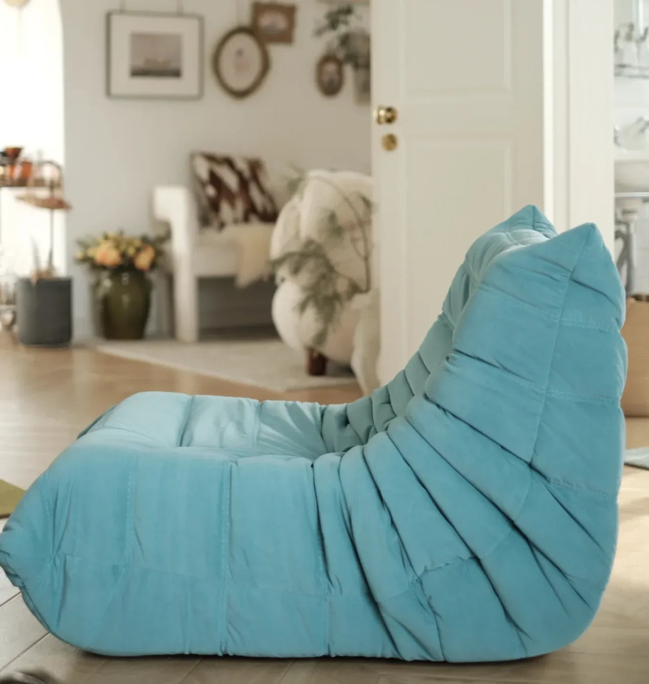 Single seat caterpillar sofa, stylish and luxurious, suitable for use in living rooms, bedrooms, hotels, and shopping malls