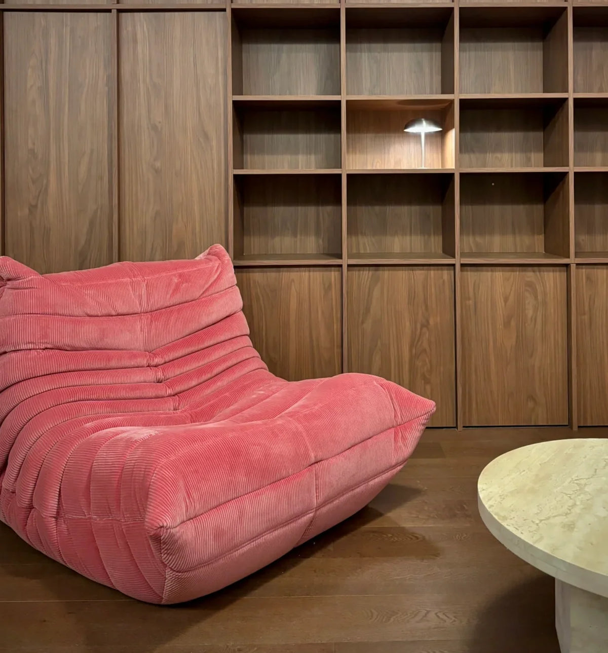 All the caterpillars you want are here. It's so comfortable to lie on the sofa after taking a shower. Everyone will fall in love