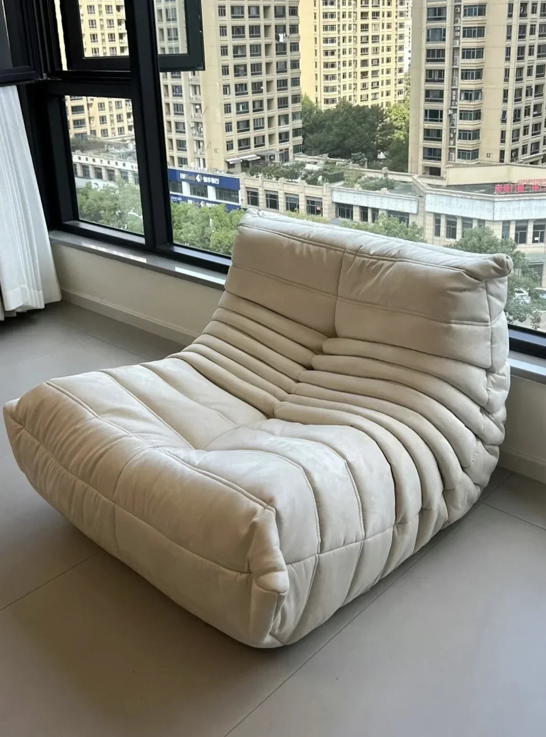 Single seat caterpillar sofa, stylish and luxurious, suitable for use in living rooms, bedrooms, hotels, and shopping malls
