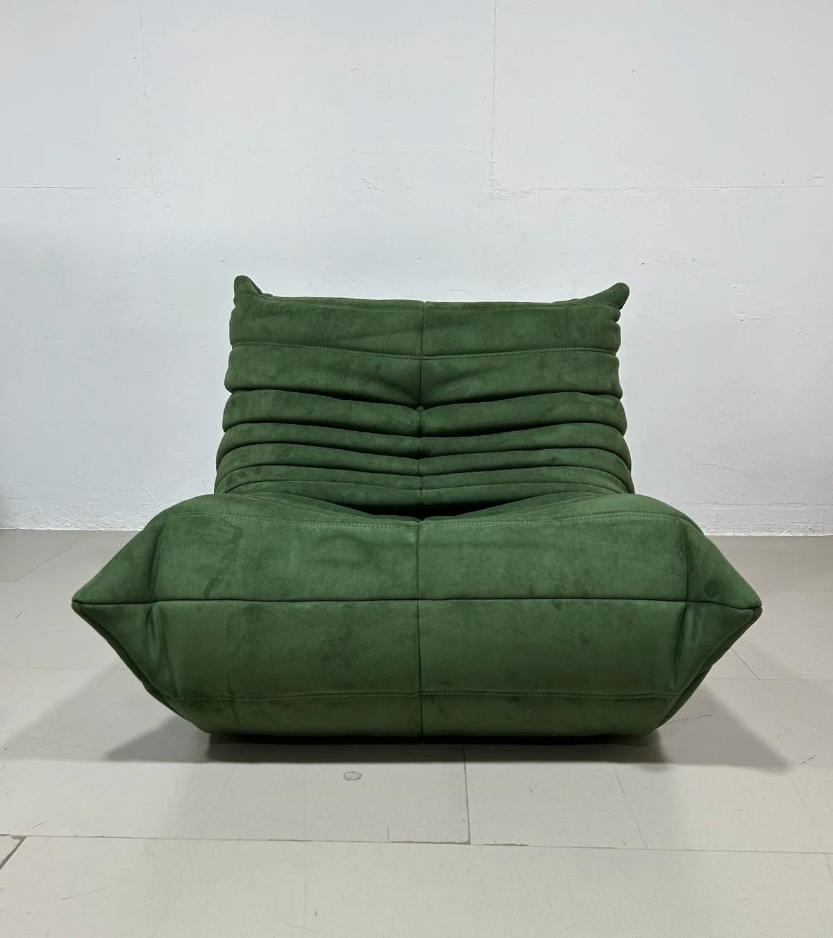 All the caterpillars you want are here. It's so comfortable to lie on the sofa after taking a shower. Everyone will fall in love