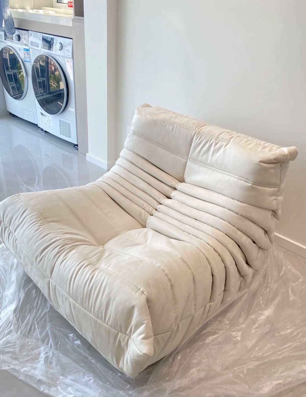 All the caterpillars you want are here. It's so comfortable to lie on the sofa after taking a shower. Everyone will fall in love