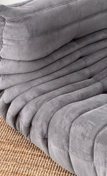 All the caterpillars you want are here. It's so comfortable to lie on the sofa after taking a shower. Everyone will fall in love