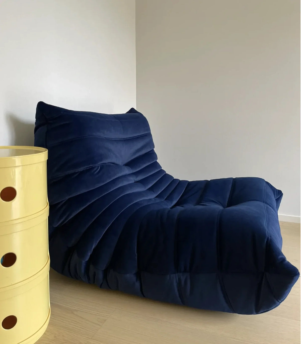Single seat caterpillar sofa, stylish and luxurious, suitable for use in living rooms, bedrooms, hotels, and shopping malls