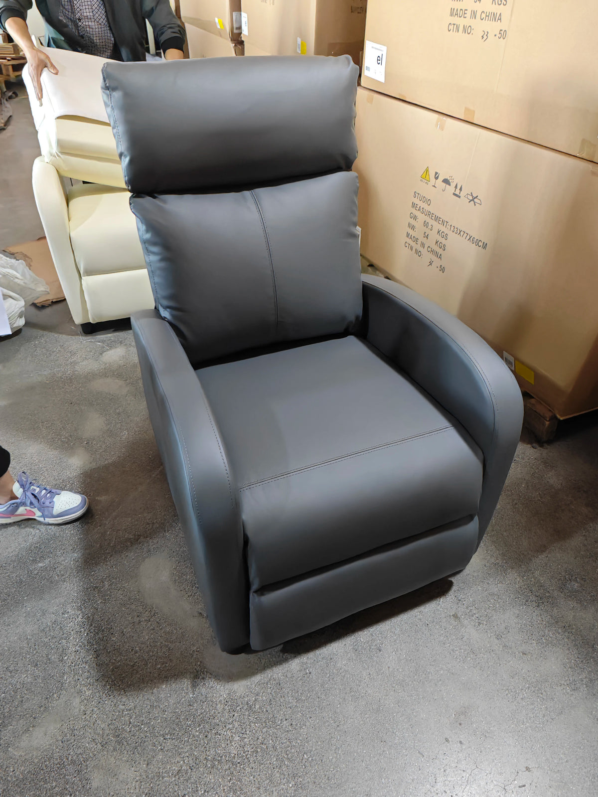 Single Recliner Chair PU Leather Push Back Leisure Chair for Home Theater Bedroom Apartment Dining Hotel