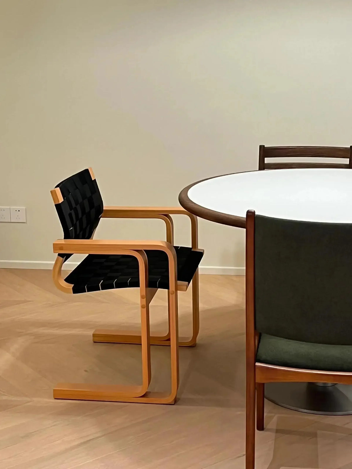Modern Makeup Chair - Minimalist Design for Living Room & Beauty Salon