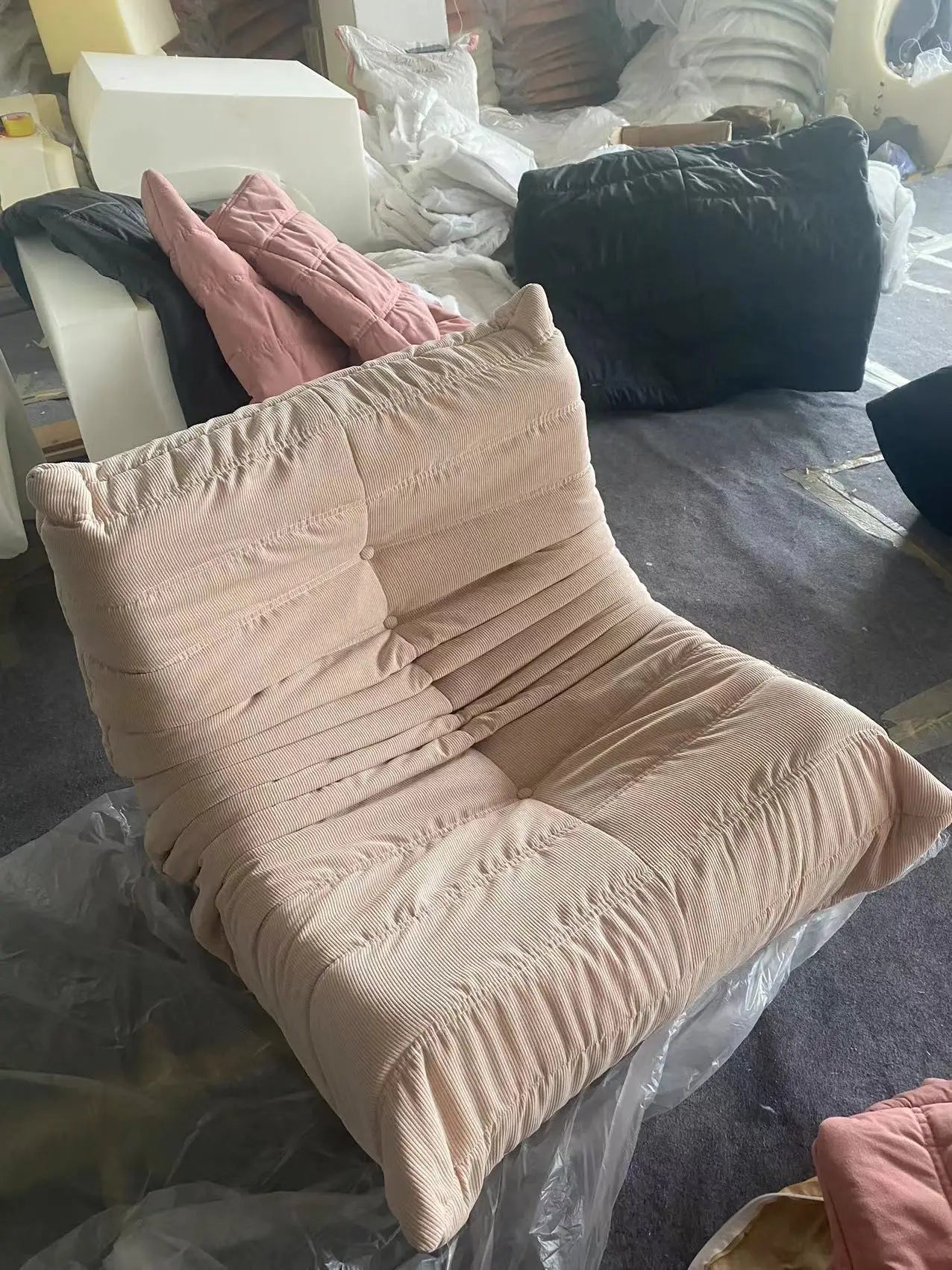 All the caterpillars you want are here. It's so comfortable to lie on the sofa after taking a shower. Everyone will fall in love