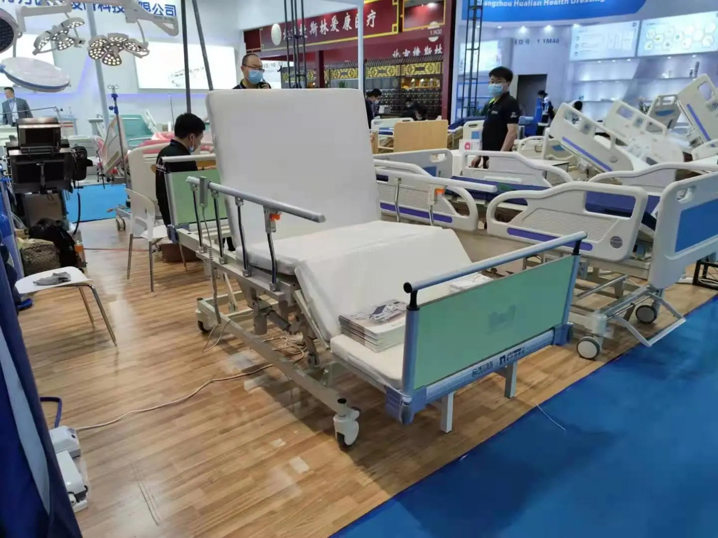 Luxury Hospital Leather Hairdressing Chair Sliding Massage Salon Special Hair Chair Beauty with Backrest Pulley Nail Stool