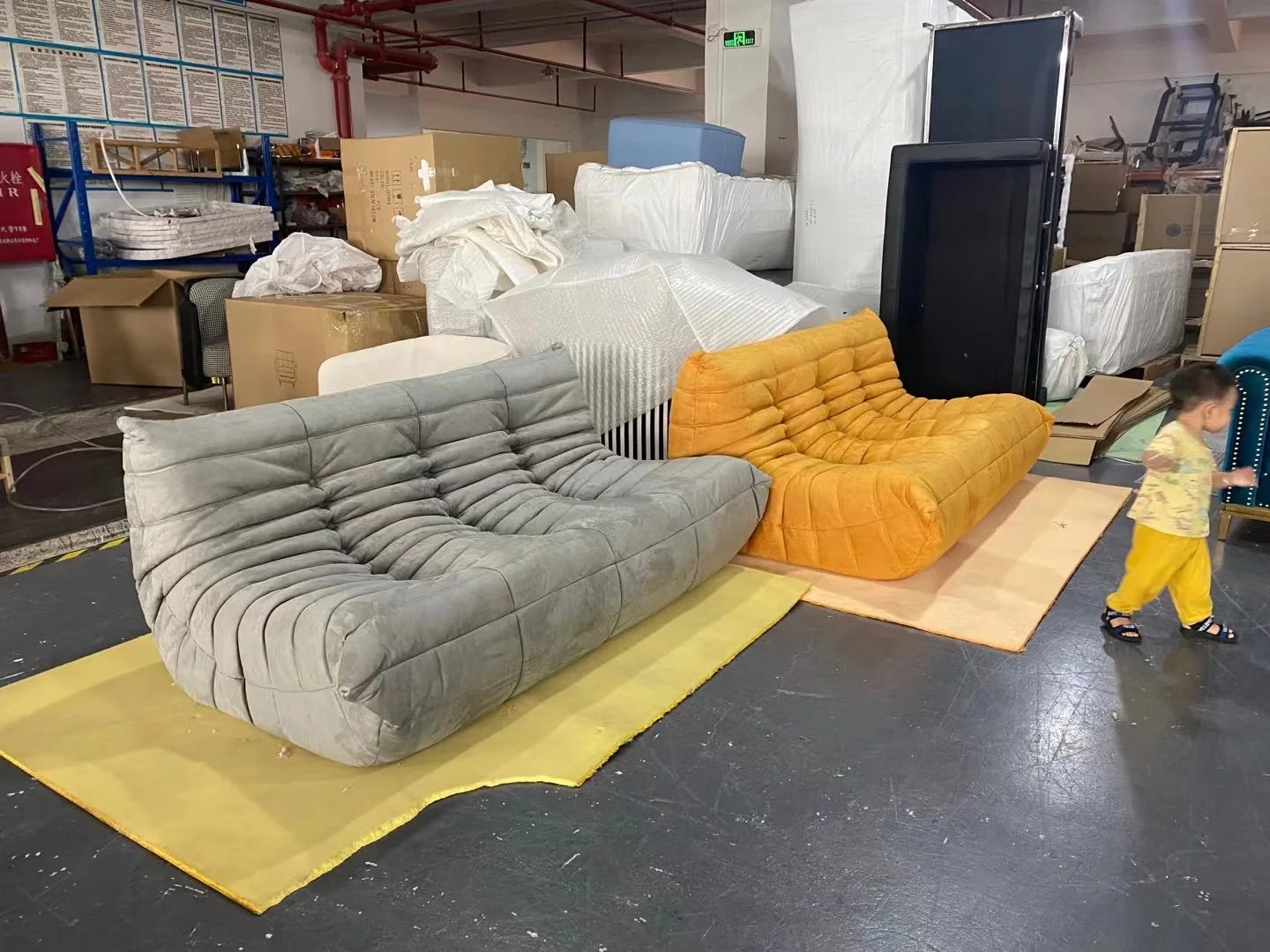 Factory Wholesale Modern Simple Minimalist Velvet comfort Fabric Leisure Reclining Lounge Wooden Living Room Chair