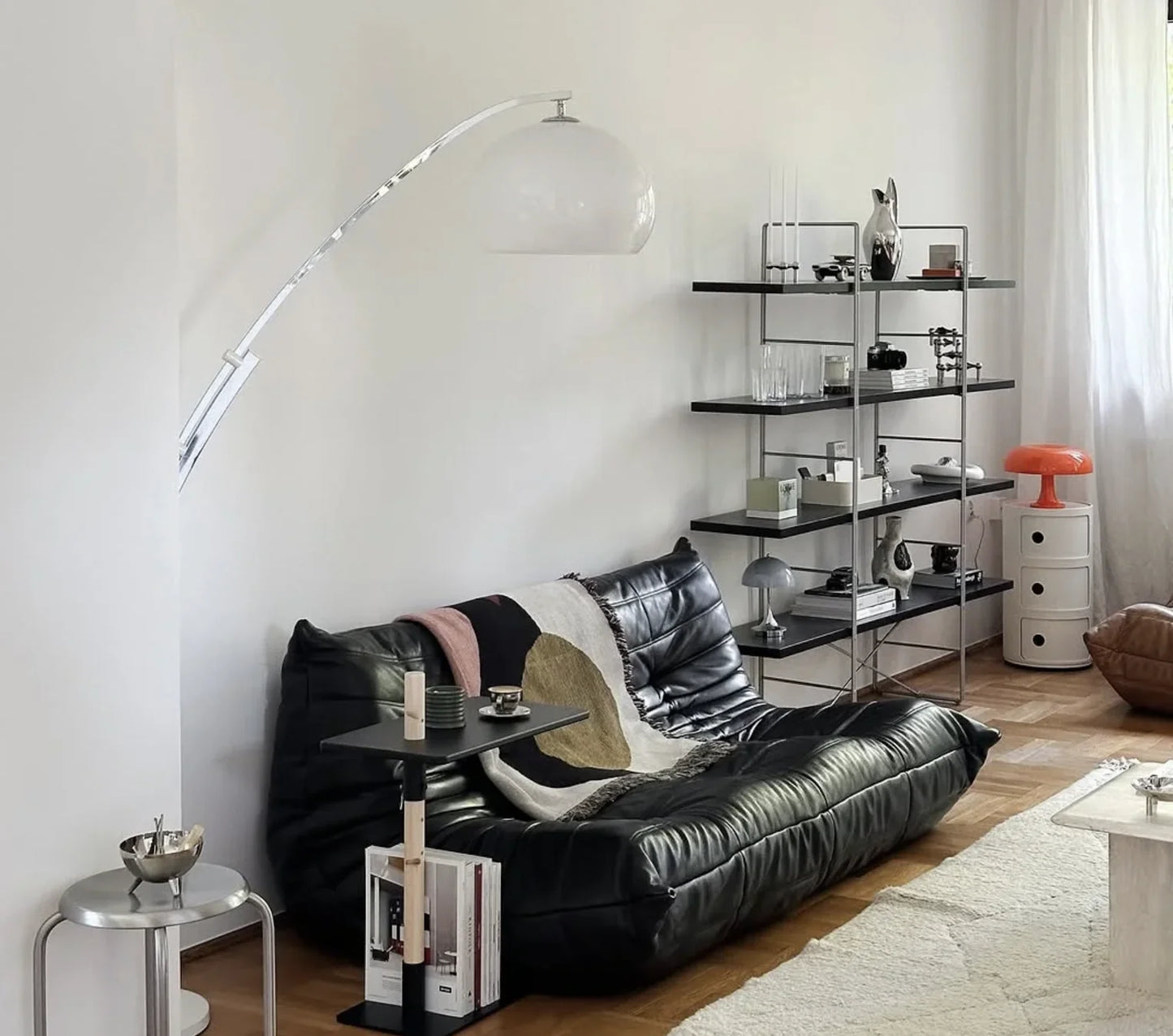 Genuine leather caterpillar sofa, fashionable, luxurious, high-end and atmospheric, can be used in living rooms, hotels, bedroom