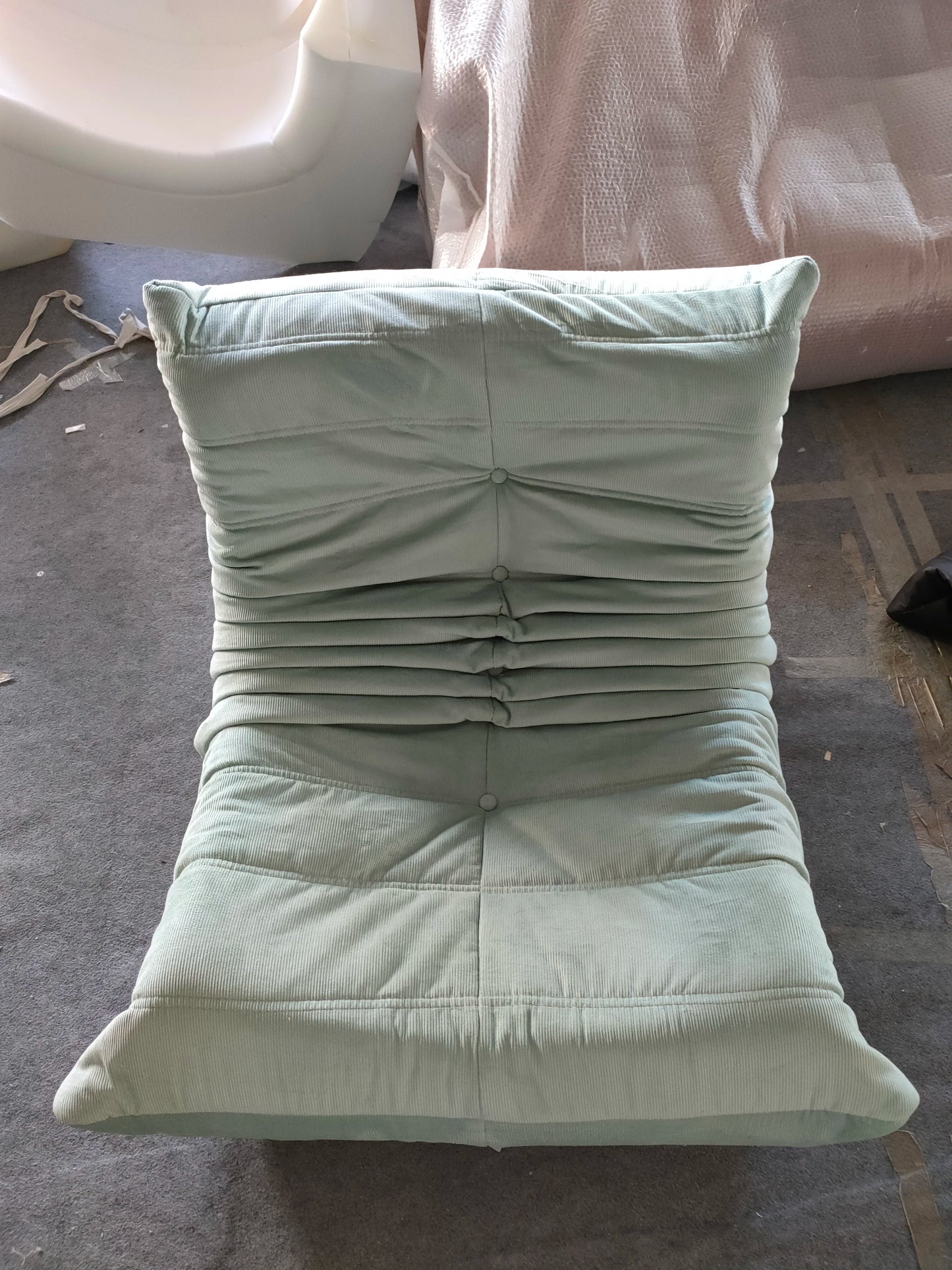 All the caterpillars you want are here. It's so comfortable to lie on the sofa after taking a shower. Everyone will fall in love