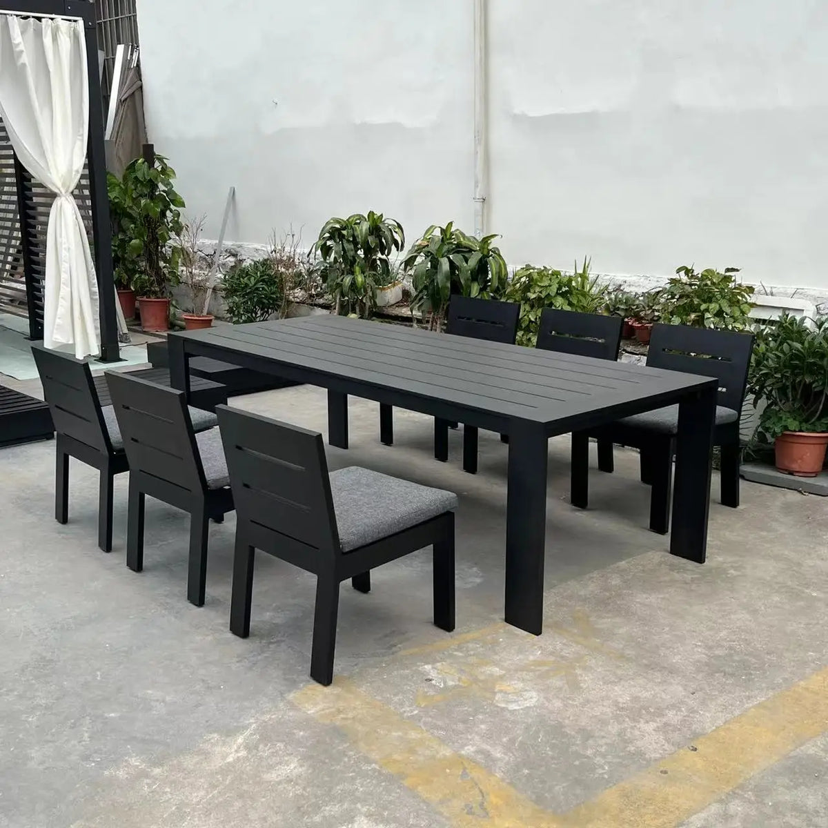 Hot Sale Marbella Aluminum Outdoor Table and Chairs Hotel Luxury Black Metal Outdoor Furniture Aluminum Outdoor Dining Set