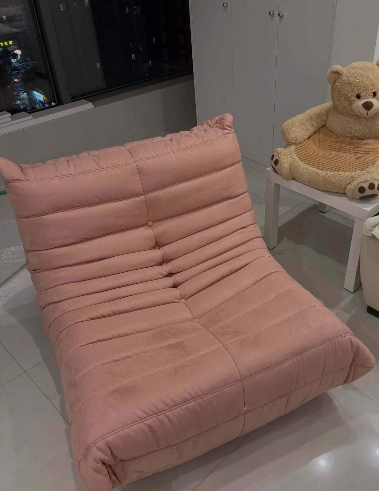 All the caterpillars you want are here. It's so comfortable to lie on the sofa after taking a shower. Everyone will fall in love