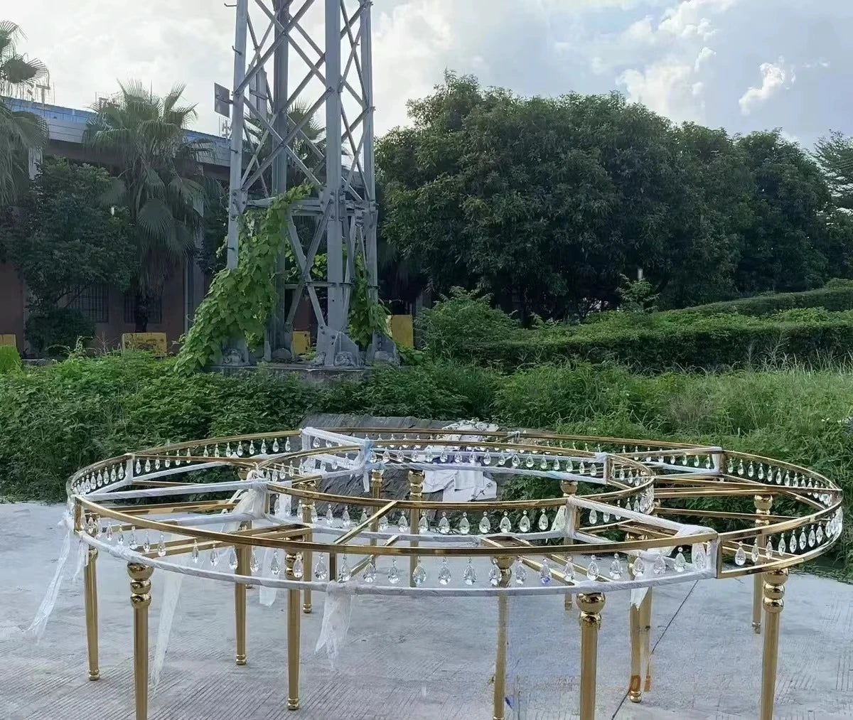 Hotel Modern Luxury Event Banquet Table Golden Stainless Steel Frame Glass Top Serpentine Wedding Table
