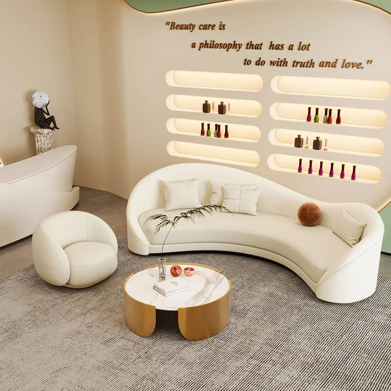 Canapé incurvé de forme spéciale crème vent, célébrité d'internet, magasin de vêtements irrégulier pour femmes, salon de beauté, zone de repos, canapé de réception