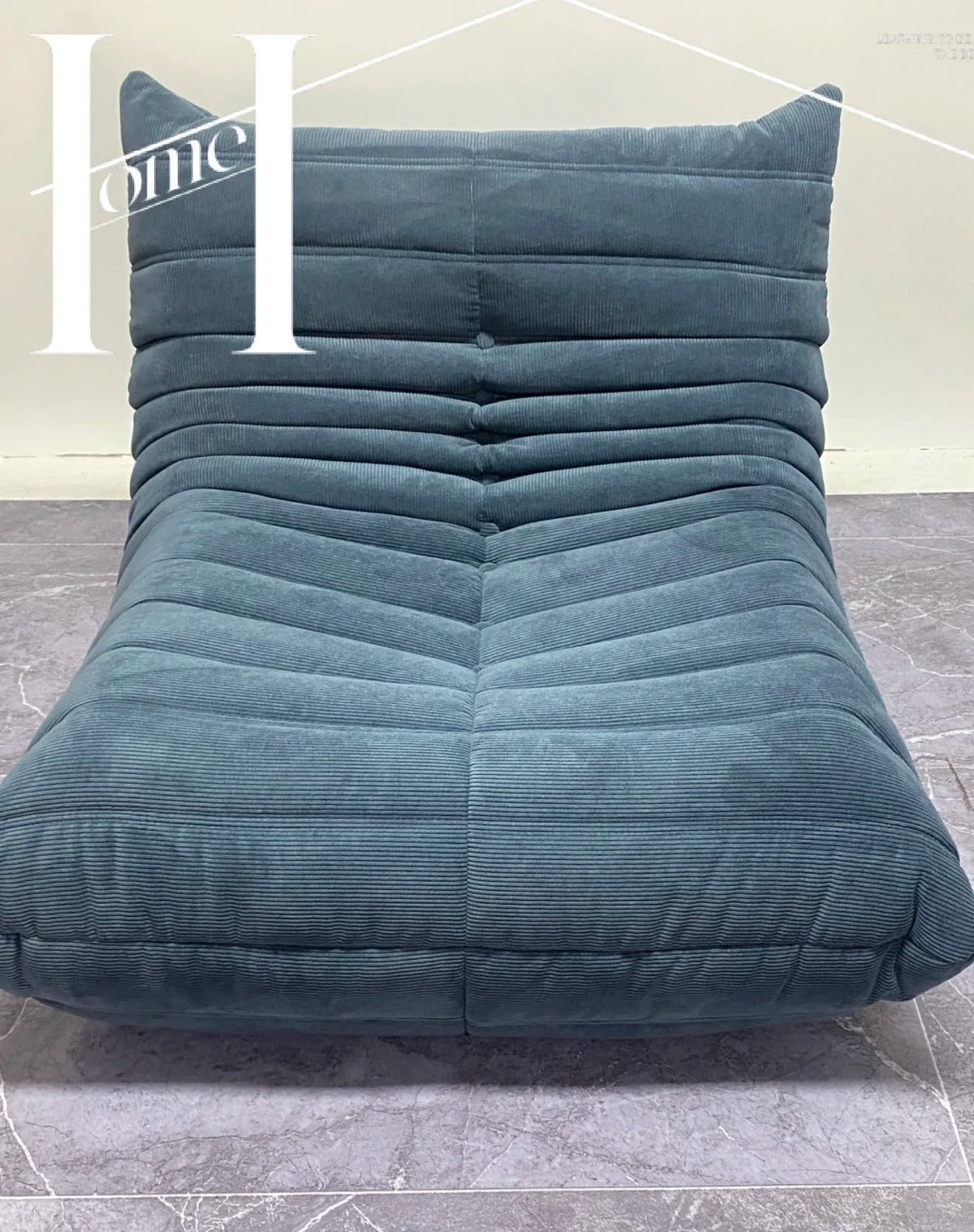 All the caterpillars you want are here. It's so comfortable to lie on the sofa after taking a shower. Everyone will fall in love