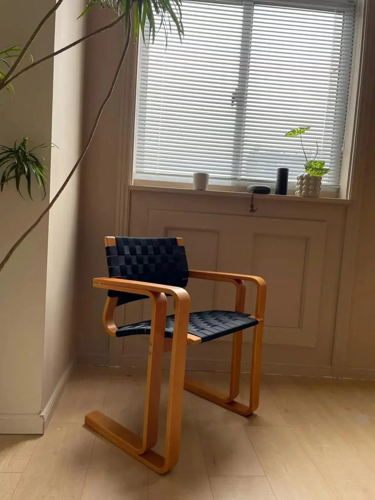 Modern Makeup Chair - Minimalist Design for Living Room & Beauty Salon