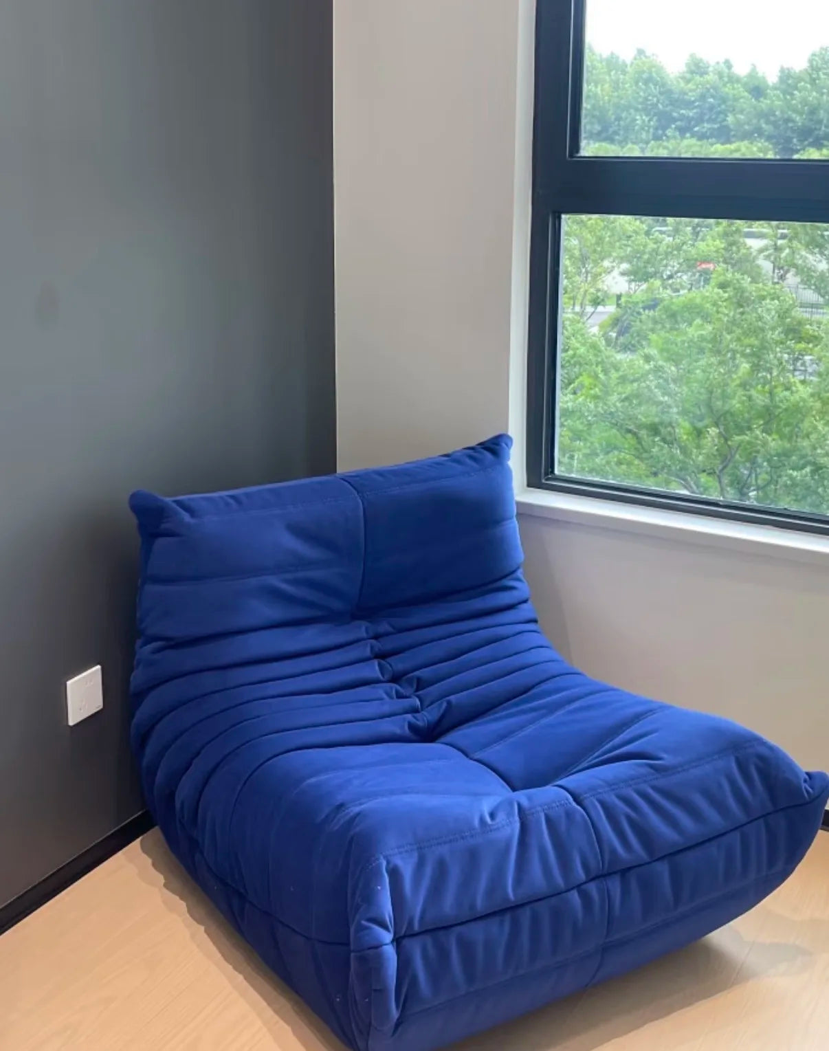 All the caterpillars you want are here. It's so comfortable to lie on the sofa after taking a shower. Everyone will fall in love