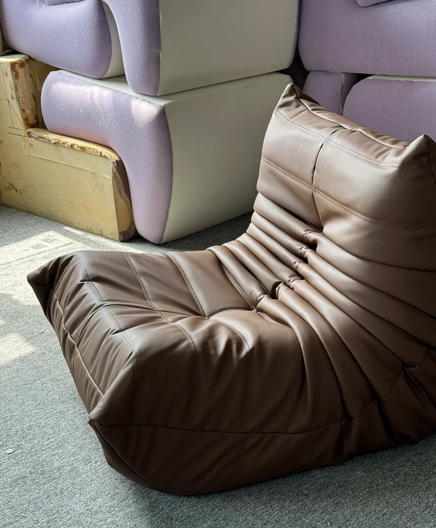Single seat caterpillar sofa, stylish and luxurious, suitable for use in living rooms, bedrooms, hotels, and shopping malls