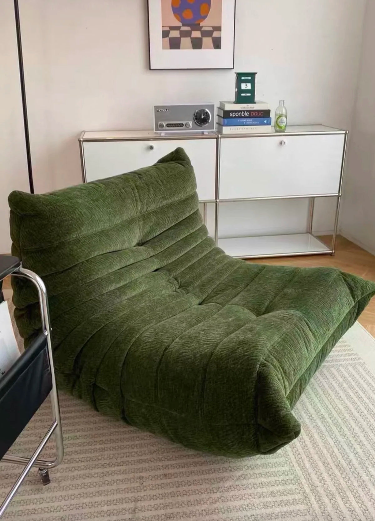 All the caterpillars you want are here. It's so comfortable to lie on the sofa after taking a shower. Everyone will fall in love