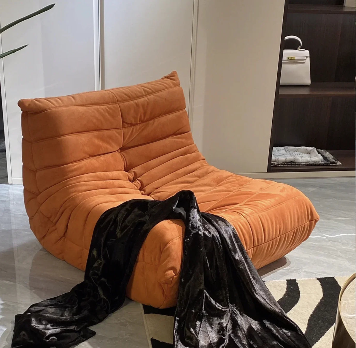 Single seat caterpillar sofa, stylish and luxurious, suitable for use in living rooms, bedrooms, hotels, and shopping malls
