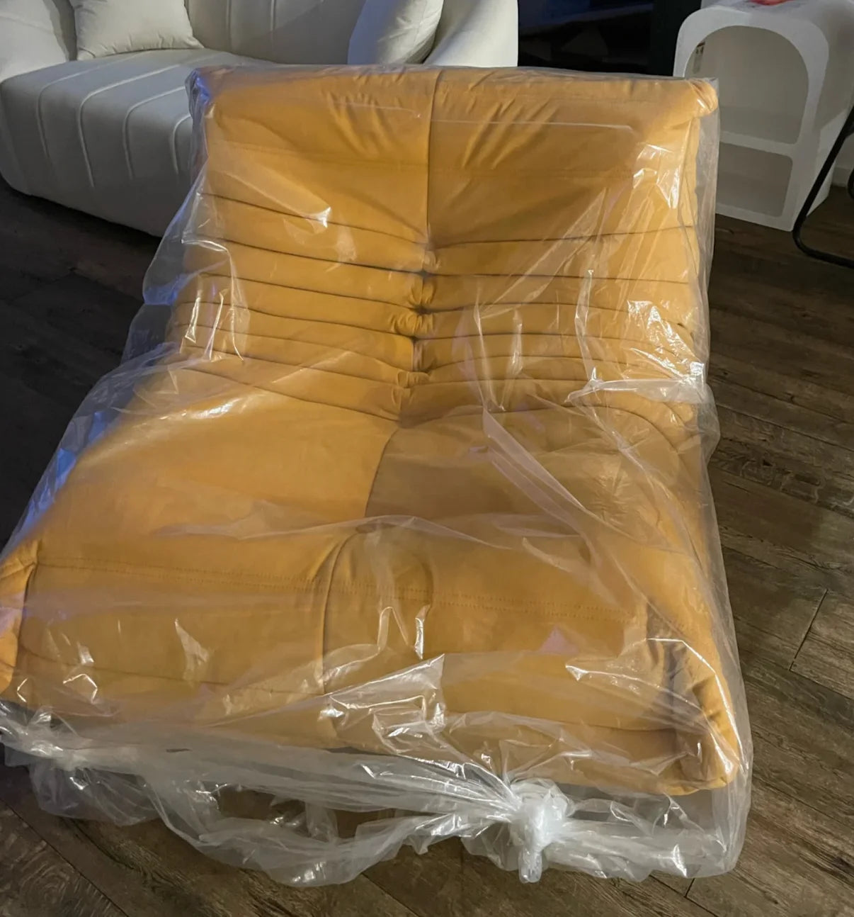 Super cool single seater caterpillar sofa, fashionable, luxurious, and grand, is a super good household decoration that is neede