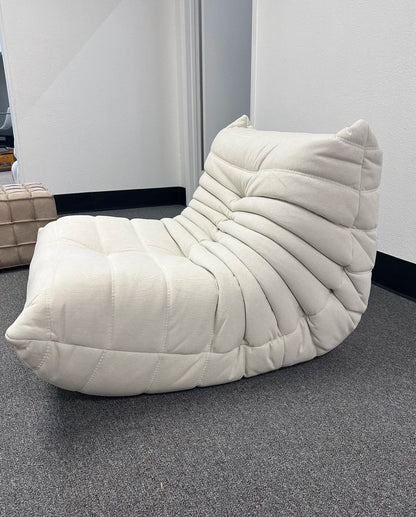 All the caterpillars you want are here. It's so comfortable to lie on the sofa after taking a shower. Everyone will fall in love