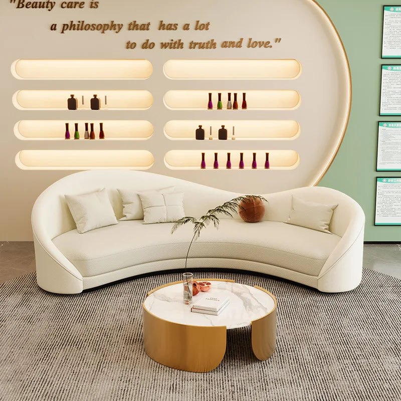 Canapé incurvé de forme spéciale crème vent, célébrité d'internet, magasin de vêtements irrégulier pour femmes, salon de beauté, zone de repos, canapé de réception
