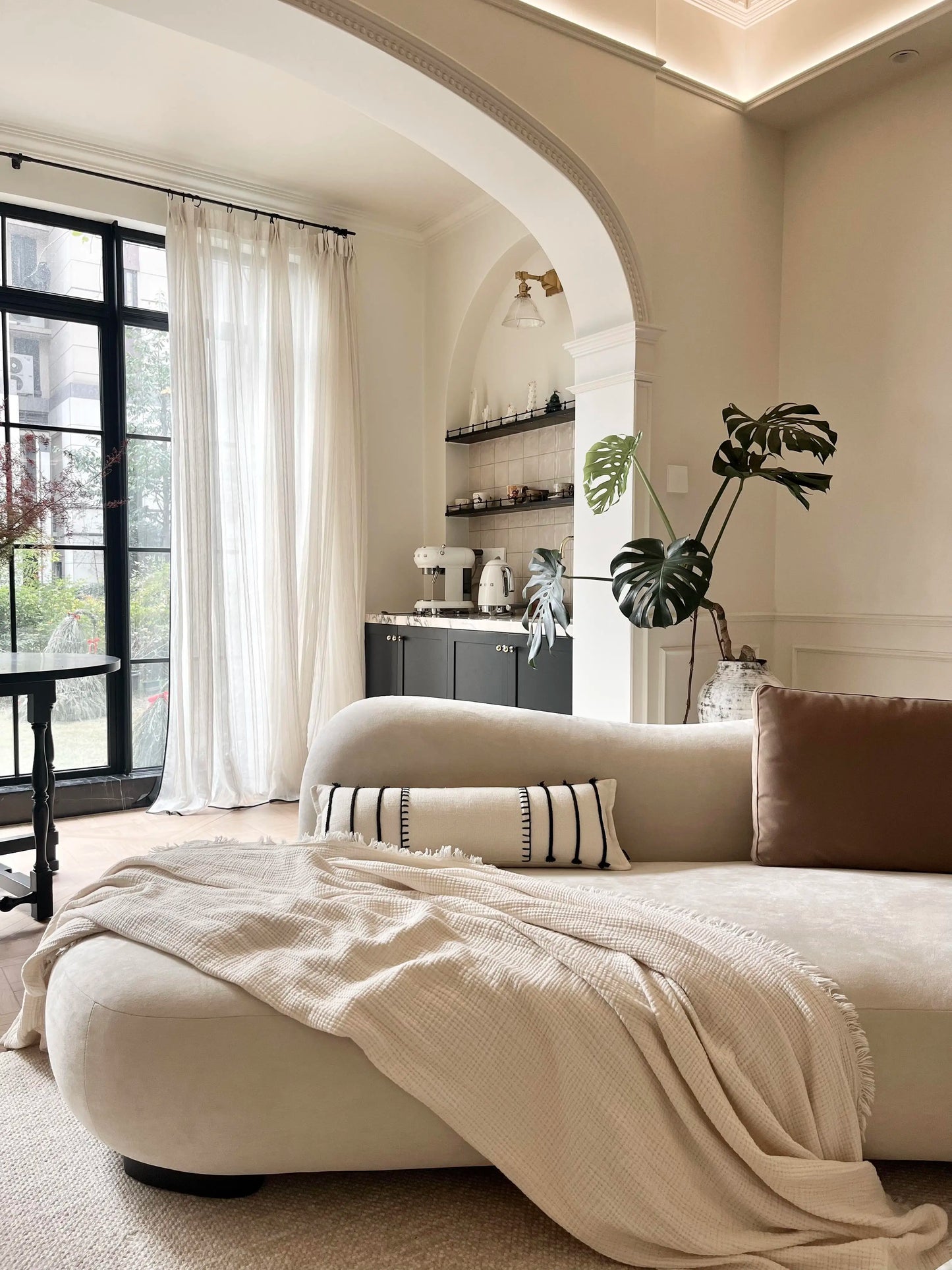 Aesthetics Designer Sofa Unusual Light Luxury Adult Trendy Room Decor Sofas Curved Lounge Comfortable Muebles Home Furniture