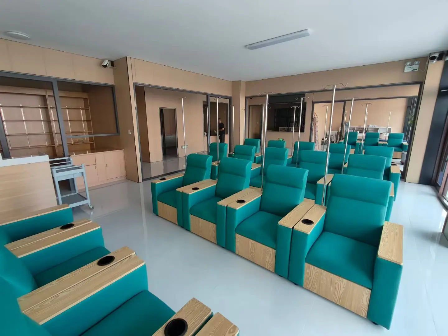 Soft Cushion Arm Support         Chair – Luxury Electric Medical Seating for Hospital Use