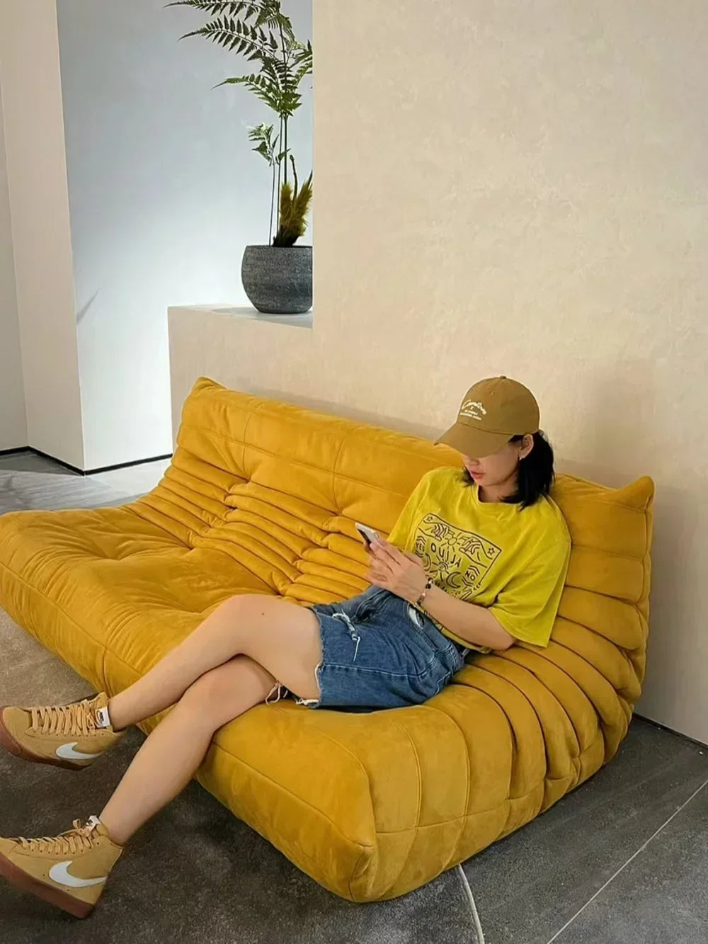 Three seater sofa, Corduroy, technology fabric, leather, and suede materials can all be made, suitable for trendy decoration