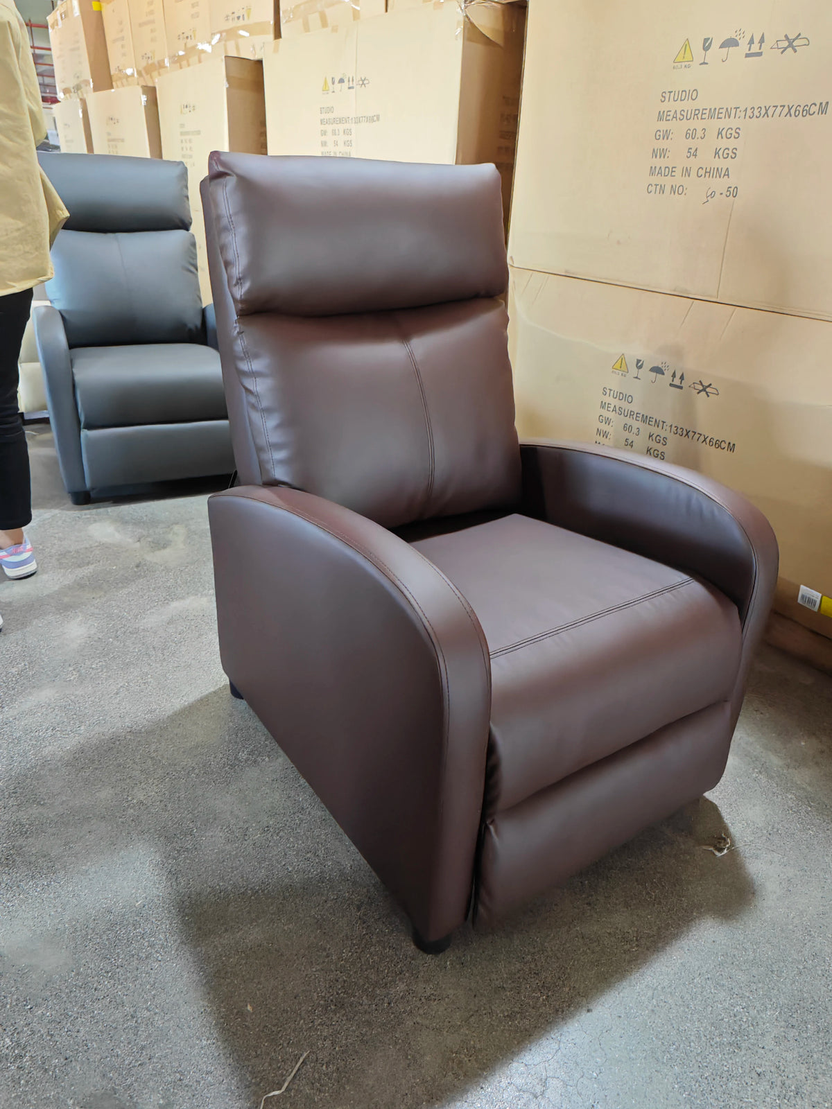 Single Recliner Chair PU Leather Push Back Leisure Chair for Home Theater Bedroom Apartment Dining Hotel