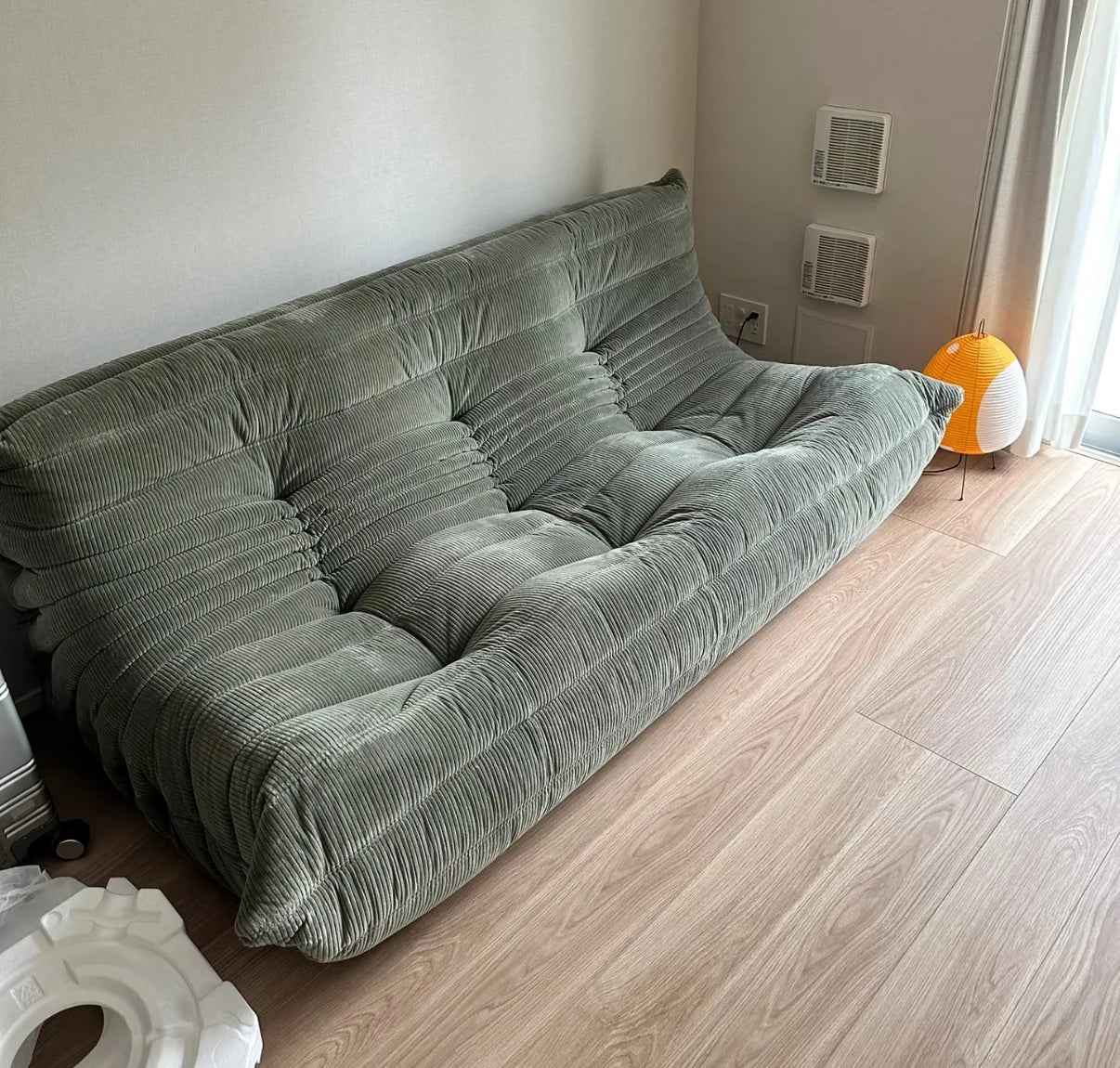 Three seater sofa, Corduroy, technology fabric, leather, and suede materials can all be made, suitable for trendy decoration