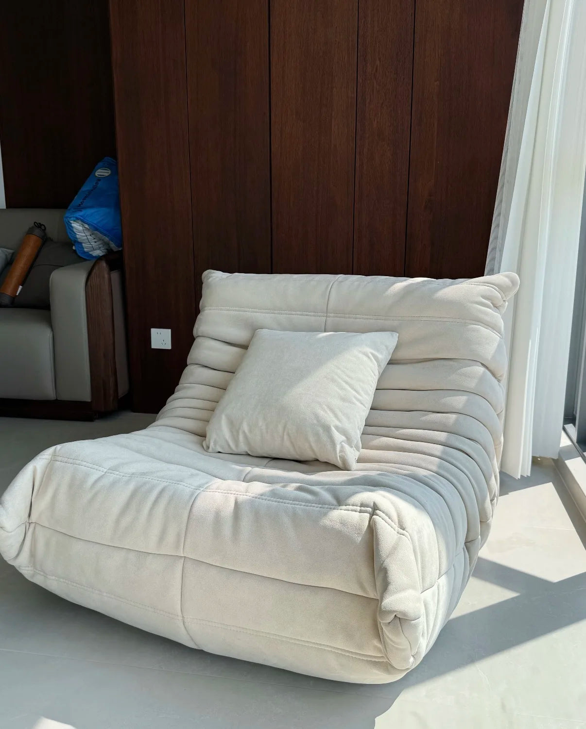 All the caterpillars you want are here. It's so comfortable to lie on the sofa after taking a shower. Everyone will fall in love