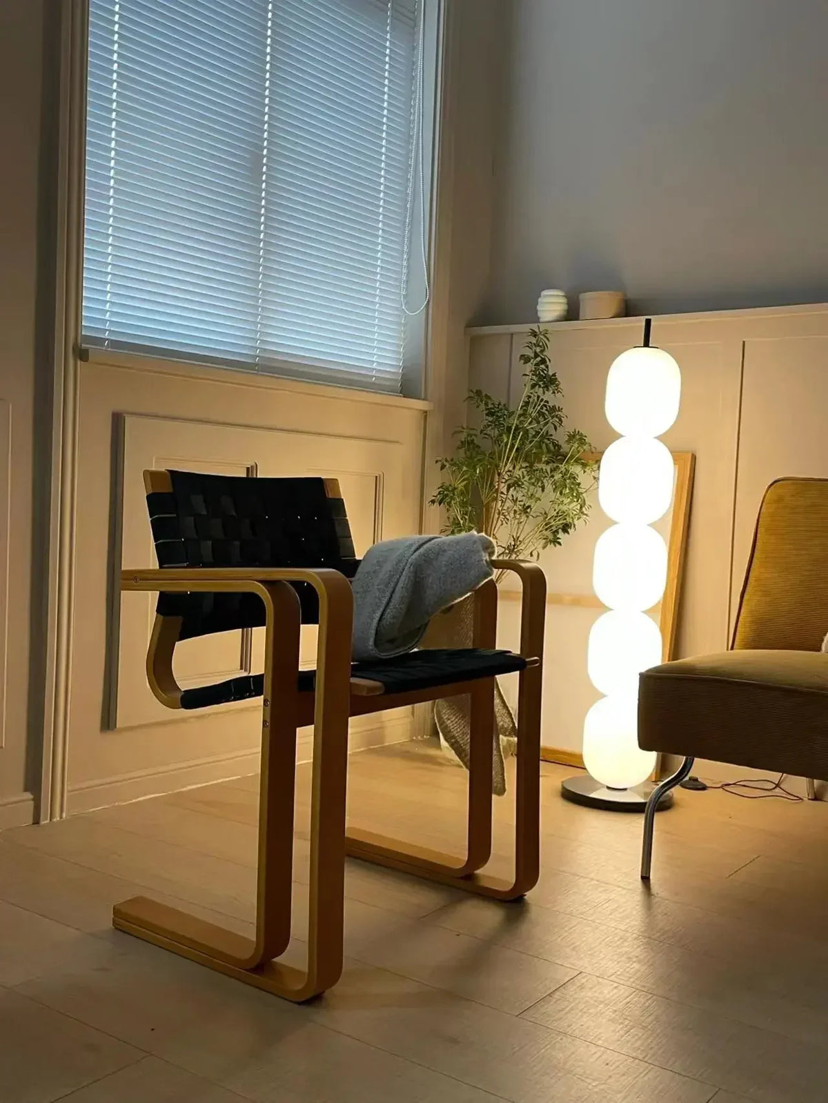 Modern Makeup Chair - Minimalist Design for Living Room & Beauty Salon