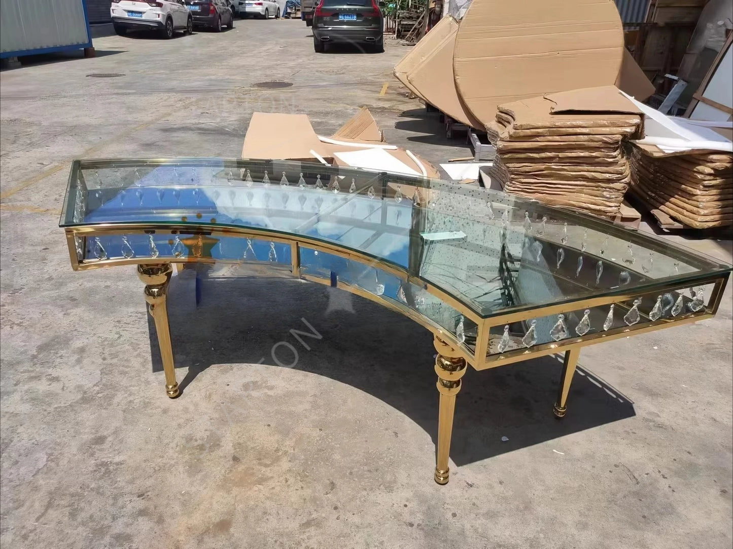 Hotel Modern Luxury Event Banquet Table Golden Stainless Steel Frame Glass Top Serpentine Wedding Table