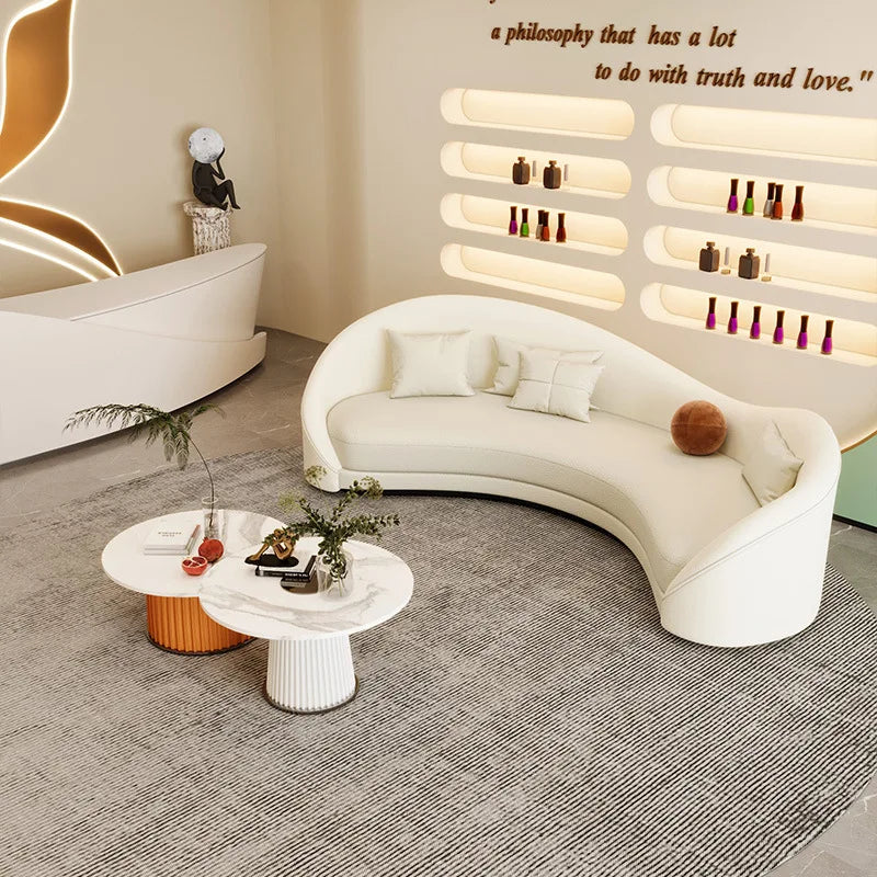 Canapé incurvé de forme spéciale crème vent, célébrité d'internet, magasin de vêtements irrégulier pour femmes, salon de beauté, zone de repos, canapé de réception