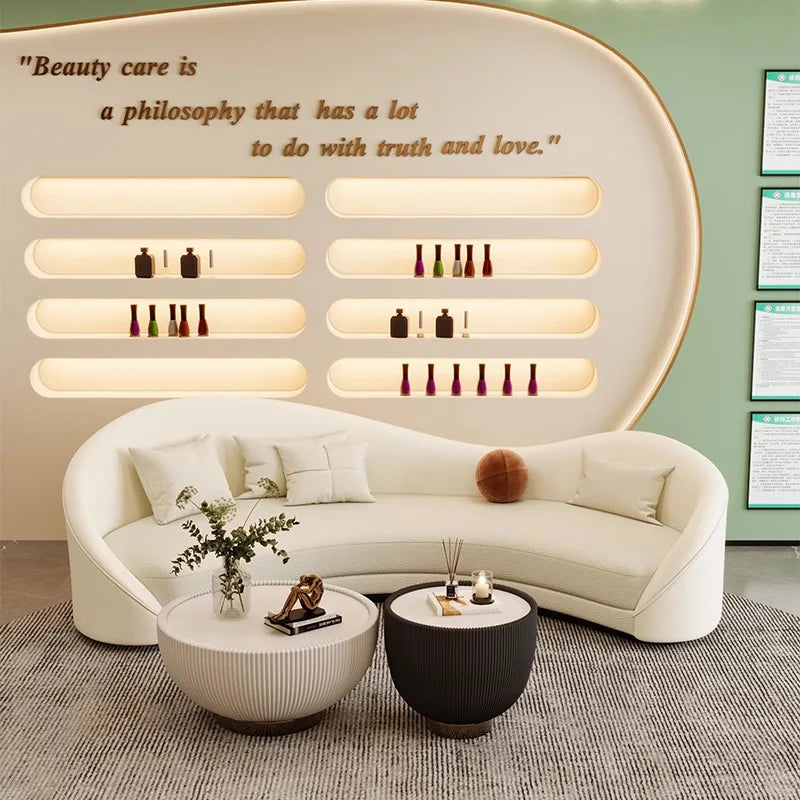 Canapé incurvé de forme spéciale crème vent, célébrité d'internet, magasin de vêtements irrégulier pour femmes, salon de beauté, zone de repos, canapé de réception