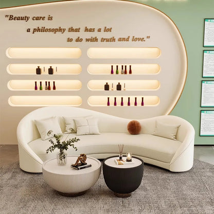 Canapé incurvé de forme spéciale crème vent, célébrité d'internet, magasin de vêtements irrégulier pour femmes, salon de beauté, zone de repos, canapé de réception