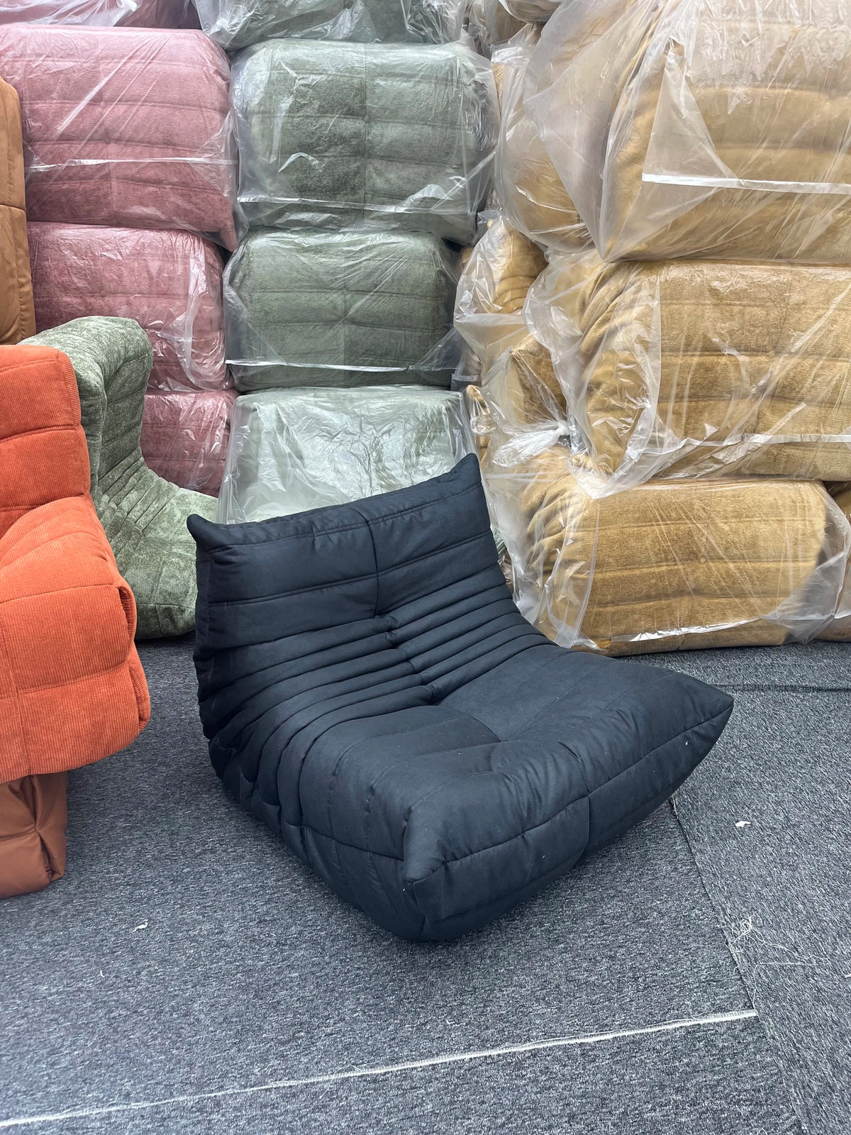 All the caterpillars you want are here. It's so comfortable to lie on the sofa after taking a shower. Everyone will fall in love